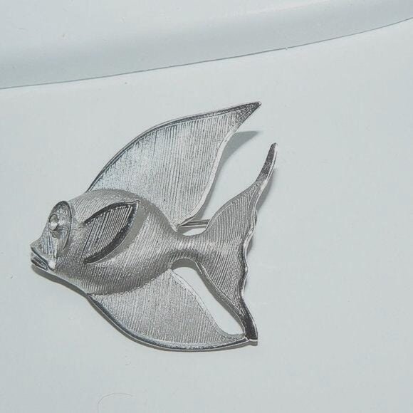 Quality Made Silver Tone Metal Textured Fish Brooch - Picture 3 of 7